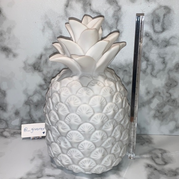 Glowing Pineapple Table Lamp / Decor - Picture 4 of 14